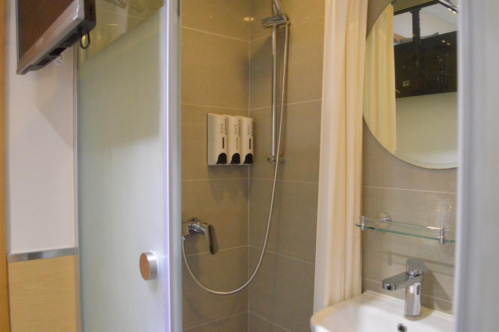 Modern Inn Hong Kong Room photo